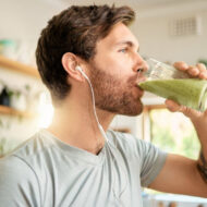 Anne Barcenilla, nutricionista: "Estos son los 5 ingredientes que no pueden faltar en los batidos pre entreno en verano para conseguir mejores resultados" joven caucásico bebiendo batido