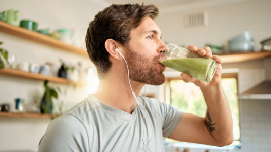 joven caucásico bebiendo batido