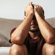 Los expertos coinciden: tu ansiedad de verano no la causa el calor, sino lo que el calor te lleva a hacer hombre con ansiedad en verano