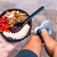 Los nutricionistas coinciden: te han contado al revés lo del 90% de la serotonina en el intestino (y el papel real de tu microbiota) hombre con bowl de comida sana en la mano