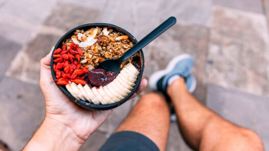 hombre con bowl de comida sana en la mano