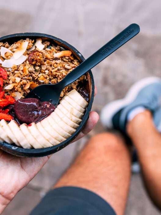 hombre con bowl de comida sana en la mano
