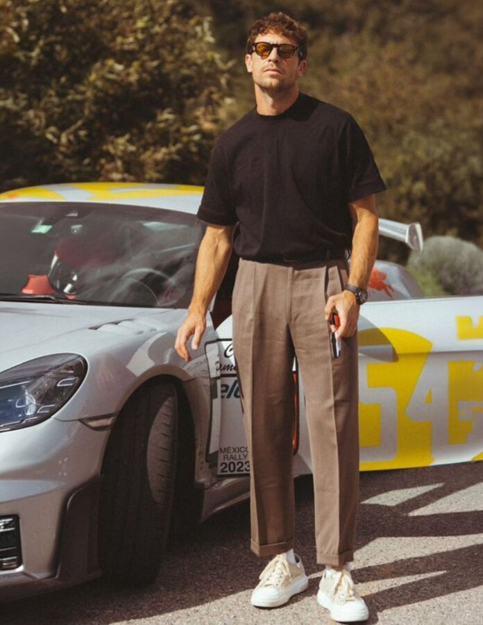 hombre con zapatillas caras y coche de lujo