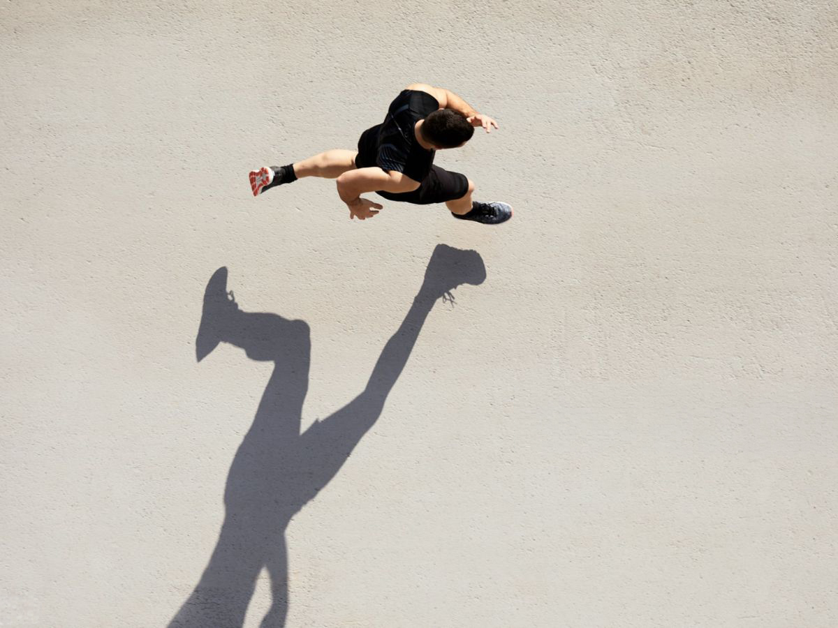 hombre corriendo al sol visto desde arriba