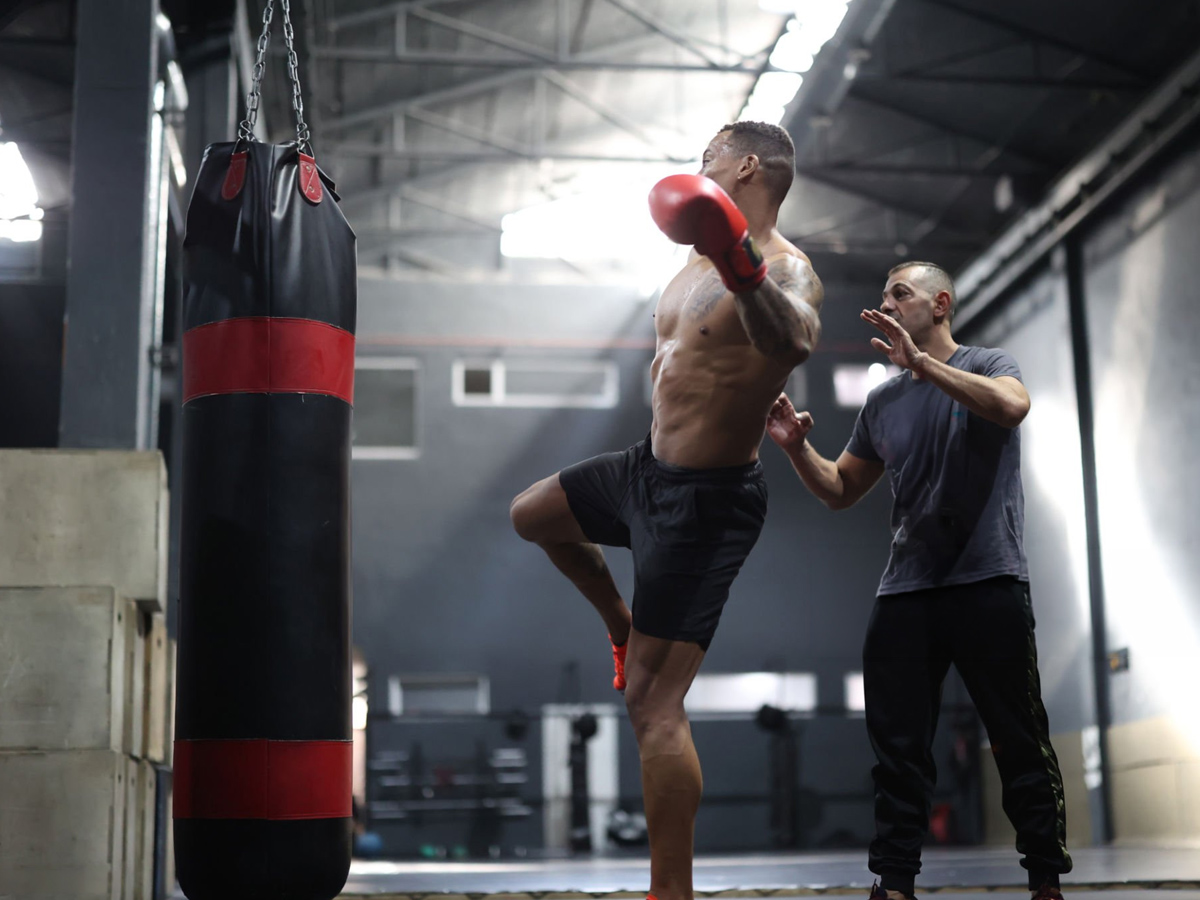 hombre entrenando saco boxeo entrenador