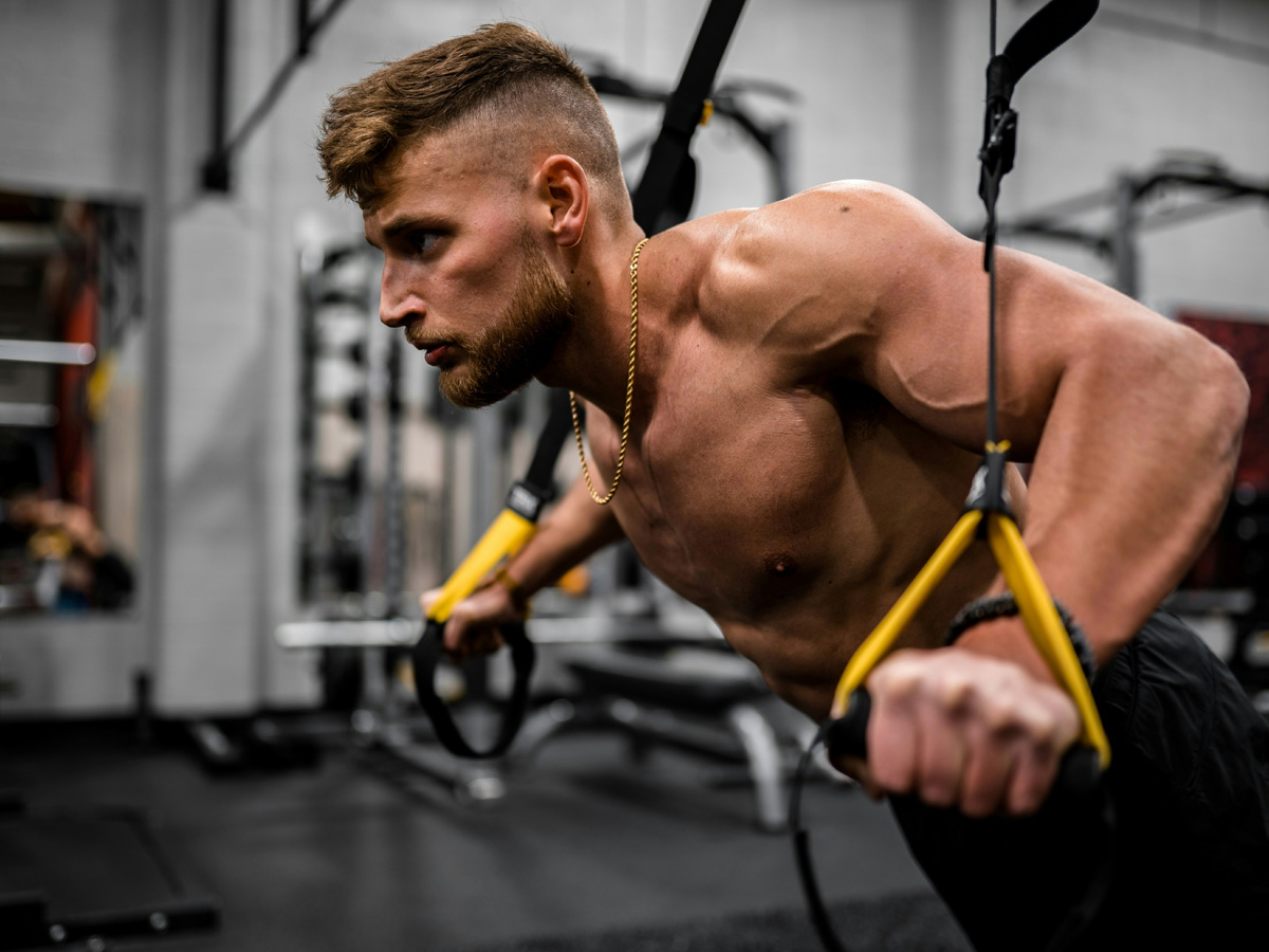 hombre entrenando en el gimnasio