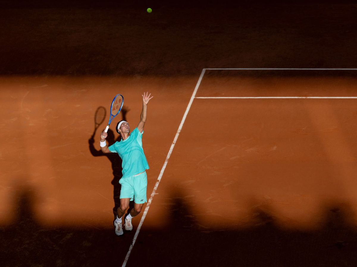 hombre jugando al tenis al sol
