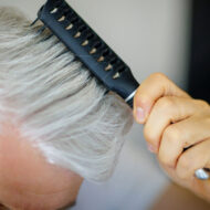 Los expertos lo confirman: "La caída del cabello puede ser una señal de alarma temprana de problemas internos" hombre mayor peinándose