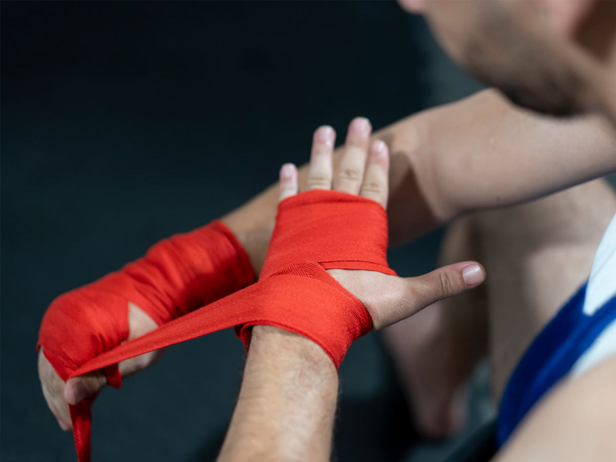 hombre poniéndose vendas en las manos para entrenar