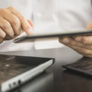 Los psicólogos lo confirman: esta es la razón por la que muchos hombres llenan la agenda para no sentir manos de un hombre trabajando con la tablet el ordenador y el móvil a la vez