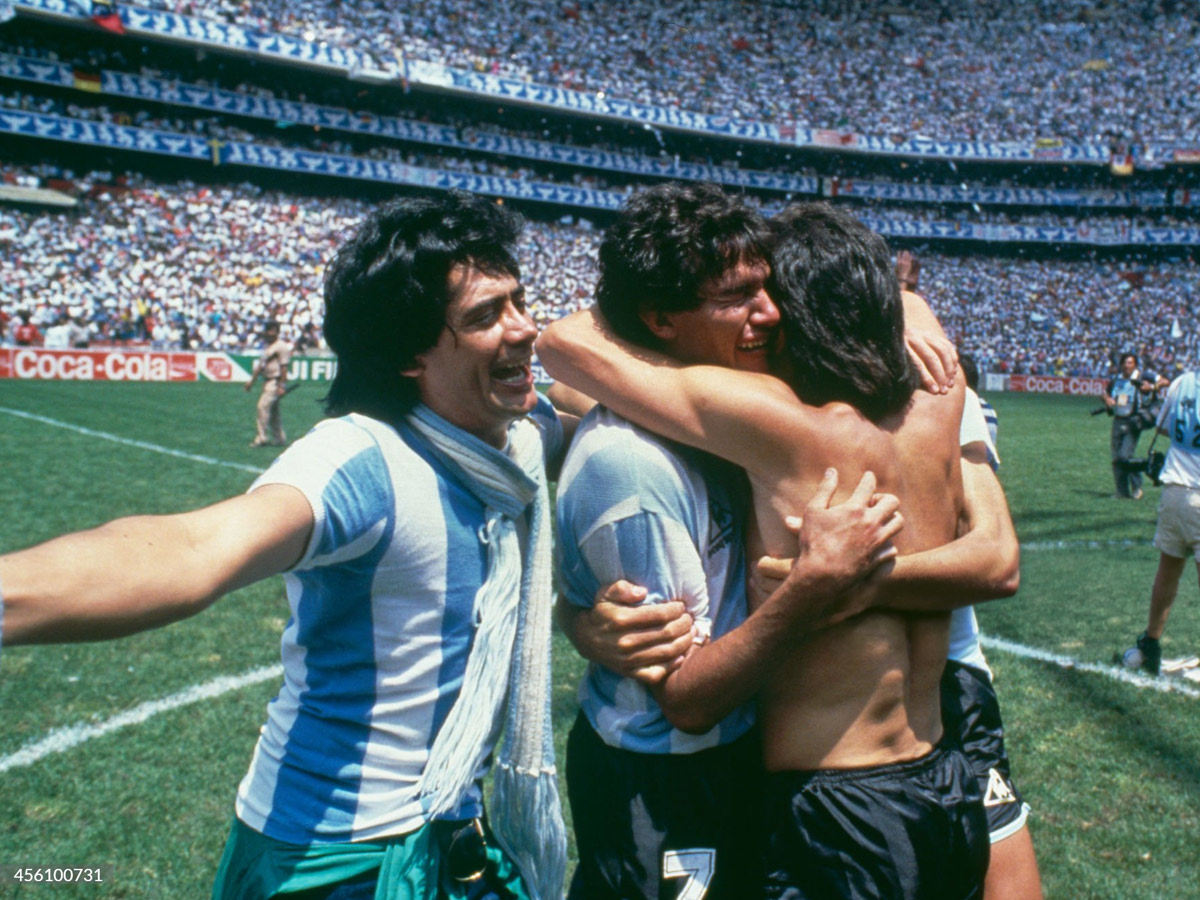equipo futbol argentina celebrando gol