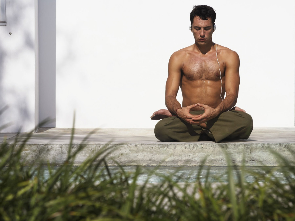 hombre haciendo mindfulnes
