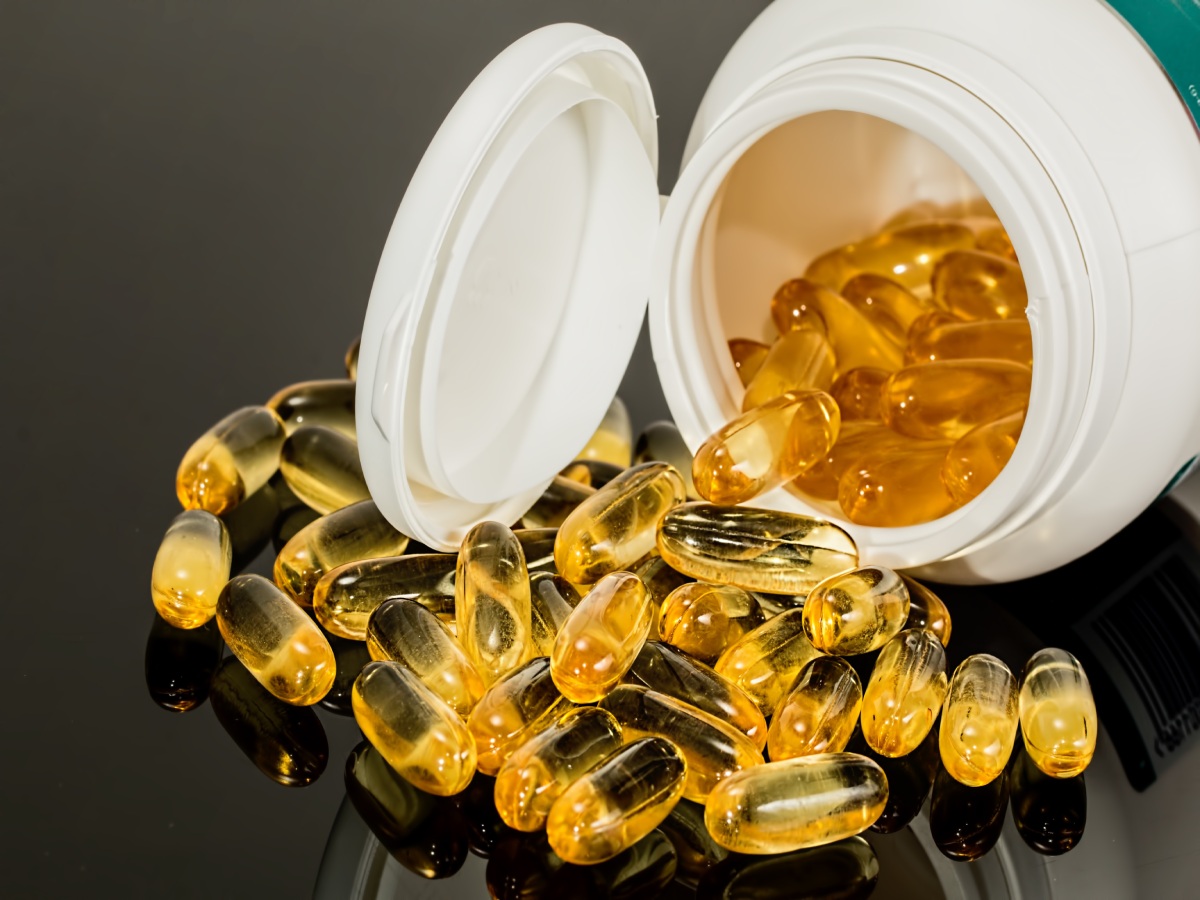 Suplemento Omega 3 en un bote