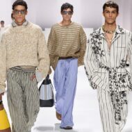 Dolce & Gabbana tiene los pantalones del pijama que no te vas a querer quitar en todo el verano (y 3 marcas españolas donde puedes encontrarlos) modelos desfilando con pantalones pijama desfile Dolce & Gabbana primavera/verano 2026