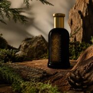 Estos 10 perfumes amaderados para hombre serán tu nueva obsesión si te gustan las fragancias muy masculinas bodegón de un perfume amaderado en un bosque