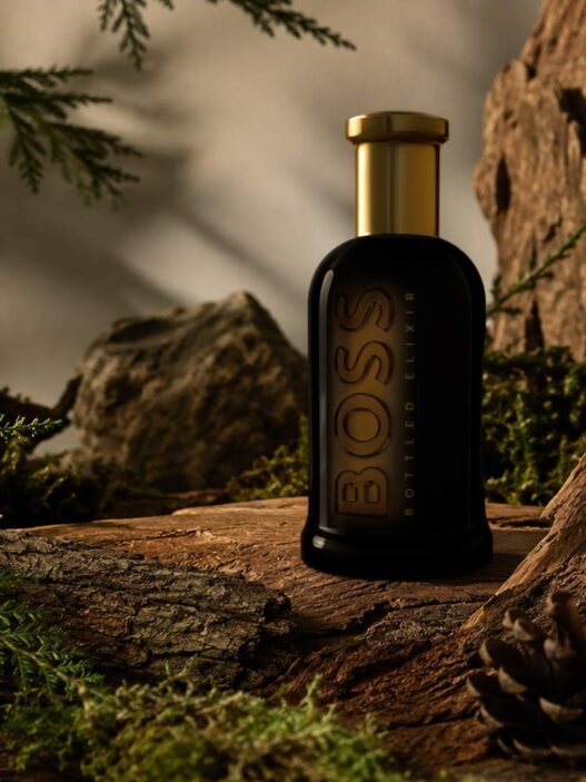 bodegón de un perfume amaderado en un bosque