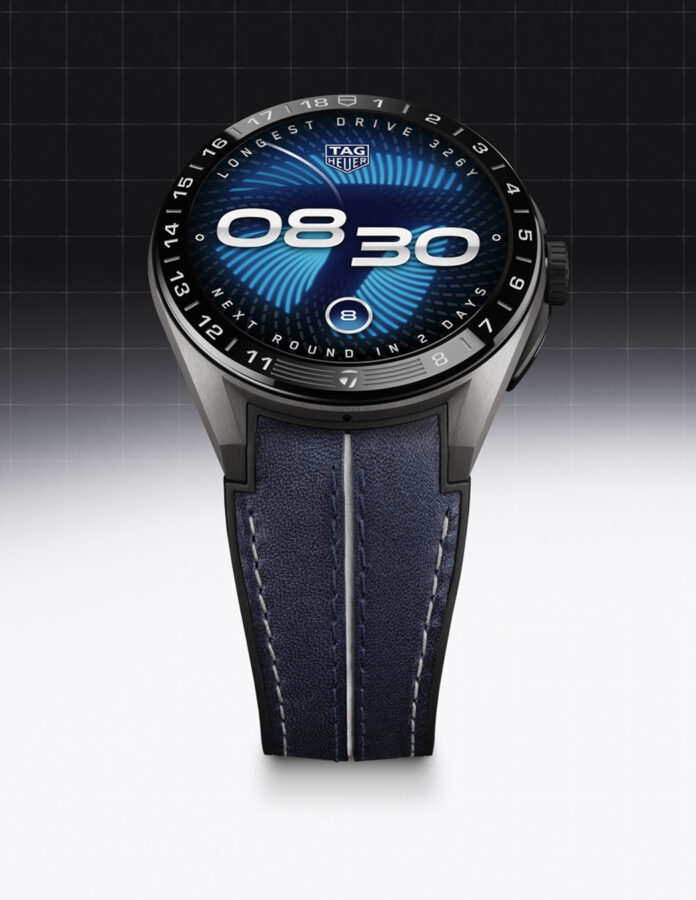 Reloj TAG Heuer Connected Calibre E5 x TaylorMade Edition con caja de titanio y correa bimaterial de piel azul con línea blanca