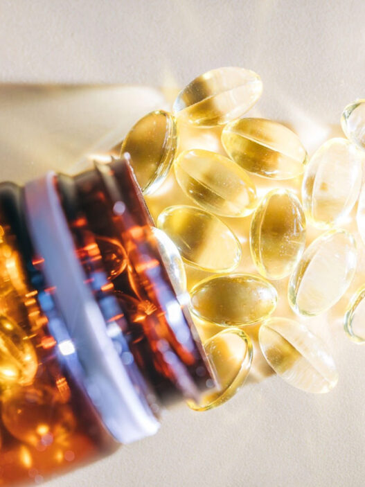 bote de suplementos con el farmaceutico Guillermo Martín en la esquina superior derecha