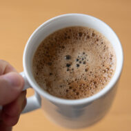 Los nutricionistas coinciden: este es el ingrediente secreto que aporta energía y mejora el rendimiento mental si lo incluyes cada mañana en tu desayuno Taza de café