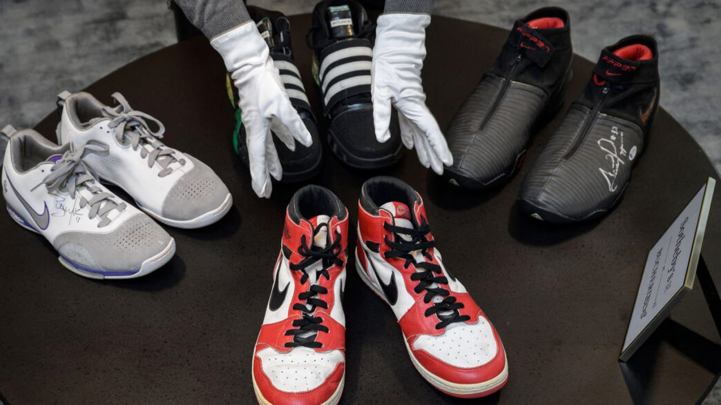 bodegón con algunos modelos de zapatillas muy caros