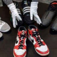 Las 10 zapatillas de hombre más caras del mundo: cuando un par de sneakers vale más que un coche de lujo bodegón con algunos modelos de zapatillas muy caros