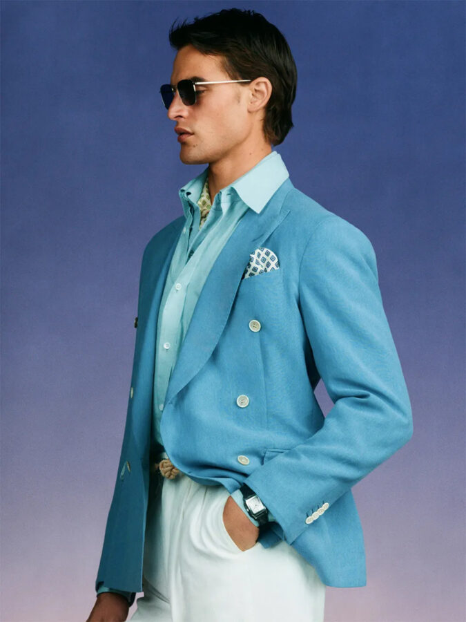 tendencias moda masculina primavera 2027 hombre vestido con americana azul de Crop