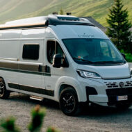 Los 5 indispensables que necesitas sí o sí para viajar en camper este verano 2026 camper blanca aparcada