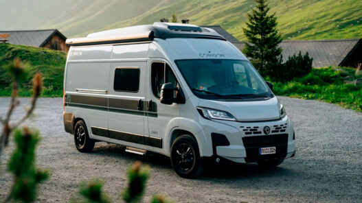 camper blanca aparcada
