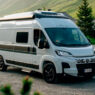 camper blanca aparcada