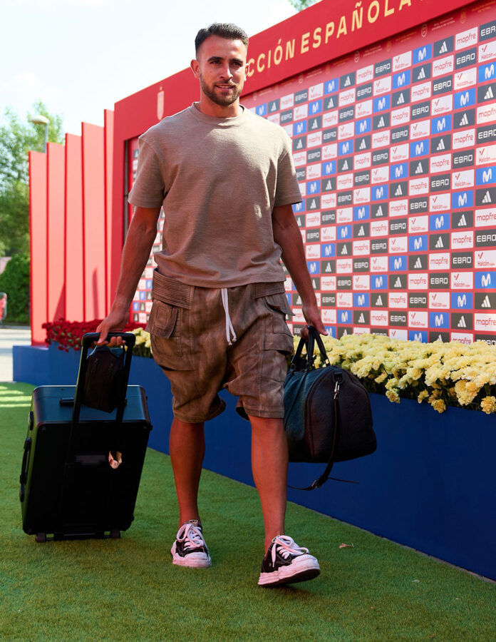 Alex Baena con maleta yendo al Mundial 2026