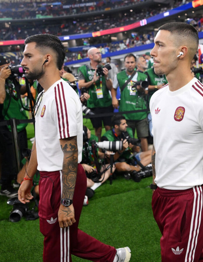 Álex Baena y Alex Grimaldo salen al césped del Dallas Stadium antes de la semifinal del Mundial 2026 entre Francia y España.