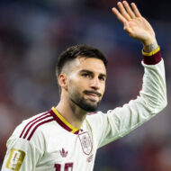 Álex Baena presume de reloj en la semifinal del Mundial 2026: 50 diamantes, cerámica negra y un precio que supera los 20.000 euros Álex Baena saluda a la grada durante la semifinal del Mundial 2026 entre Francia y España en Dallas.