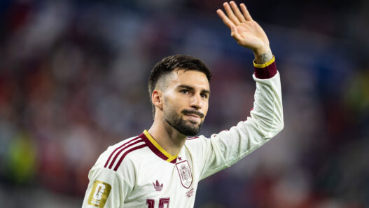 Álex Baena saluda a la grada durante la semifinal del Mundial 2026 entre Francia y España en Dallas.