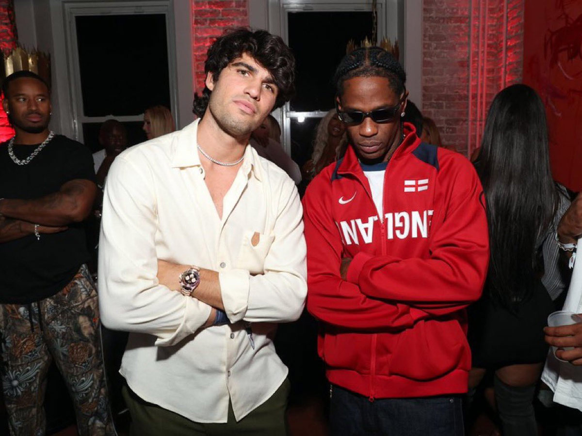 Carlos Alcaraz posa con Travis Scott durante la jornada de la final del Mundial 2026 luciendo su Rolex Rainbow Daytona