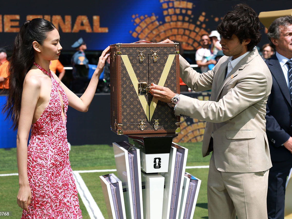 Carlos Alcaraz abre el cofre Louis Vuitton del trofeo junto a Hoyeon Jung antes de la final del Mundial 2026 con su Rolex Rainbow Daytona