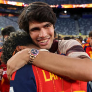 El reloj que Carlos Alcaraz llevó durante la final del Mundial 2026: cuesta más de 300.000 euros y tiene 36 zafiros engastados a mano Carlos Alcaraz abraza a Lamine Yamal con su reloj Rolex Rainbow Daytona tras la final del Mundial 2026 entre España y Argentina