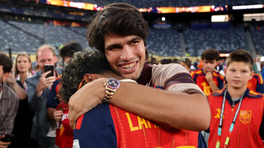 Carlos Alcaraz abraza a Lamine Yamal con su reloj Rolex Rainbow Daytona tras la final del Mundial 2026 entre España y Argentina