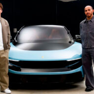 Lewis Hamilton y Charles Leclerc, sobre el polémico Ferrari Luce: “La atención al detalle en el diseño es muy de Ferrari” Charles Leclerc y Lewis Hamilton en frente del Ferrari Luce 2026