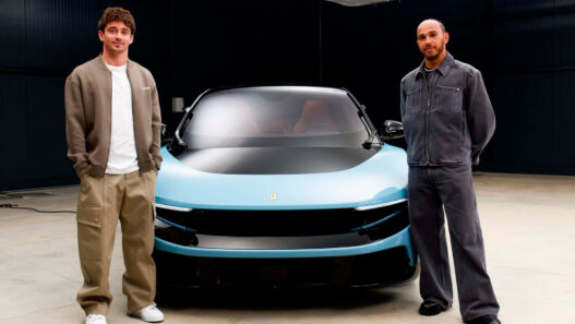Charles Leclerc y Lewis Hamilton en frente del Ferrari Luce 2026