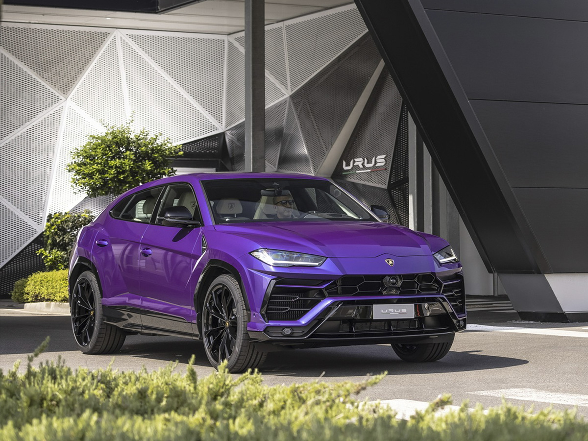 Lamborghini Urus morado