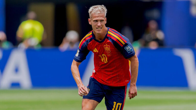 Dani Olmo jugando al fútbol en el Mundial 2026