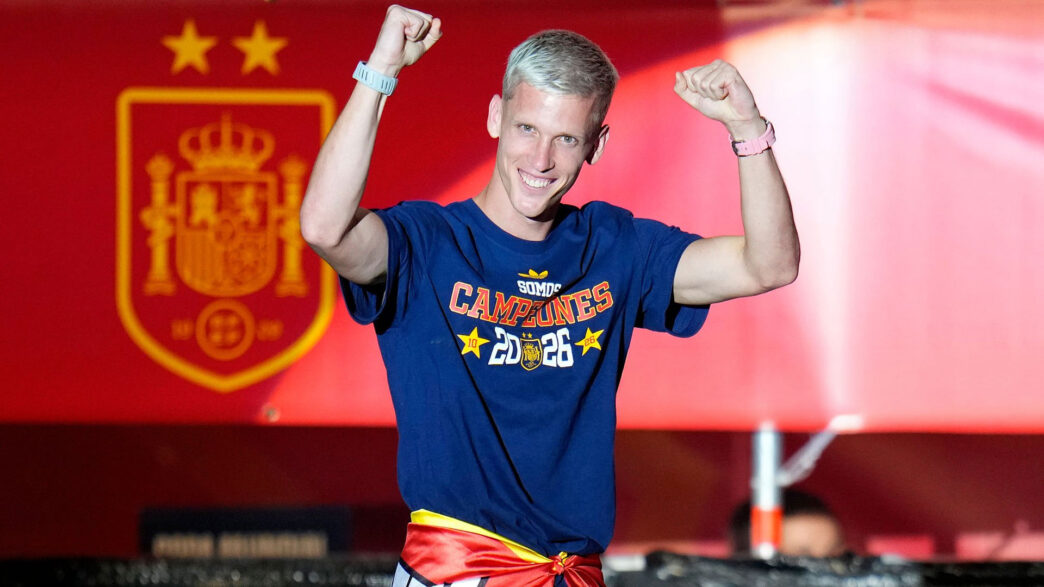 Dani Olmo celebra con los puños en alto la victoria de España en el Mundial 2026, con un reloj de correa rosa en la muñeca izquierda y otro de correa azul en la derecha.