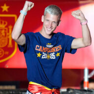 Así es el reloj con el que Dani Olmo celebró el Mundial 2026 en Cibeles: cuesta casi 36.000 euros y tiene la correa de caucho rosa Dani Olmo celebra con los puños en alto la victoria de España en el Mundial 2026, con un reloj de correa rosa en la muñeca izquierda y otro de correa azul en la derecha.