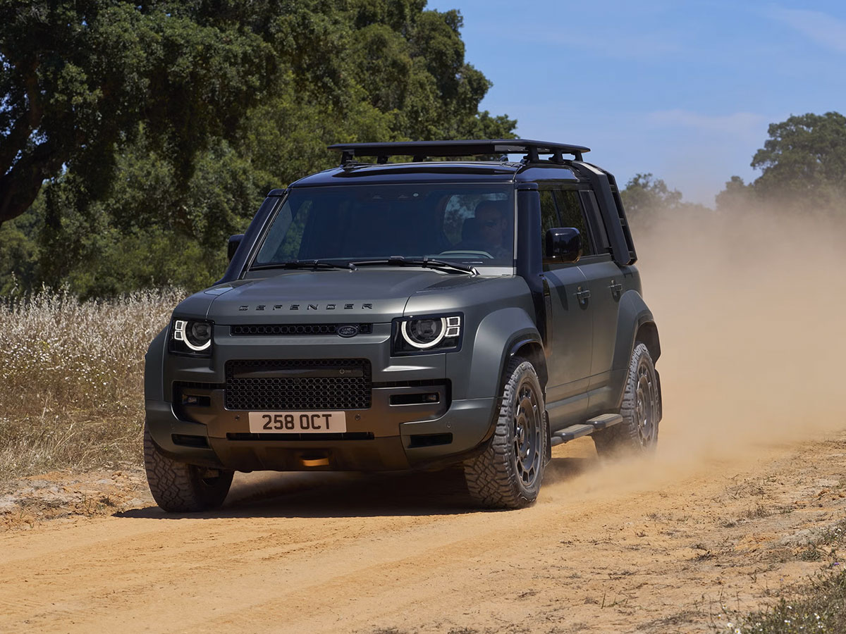 Defender Octa oscuro circulando por carrtera