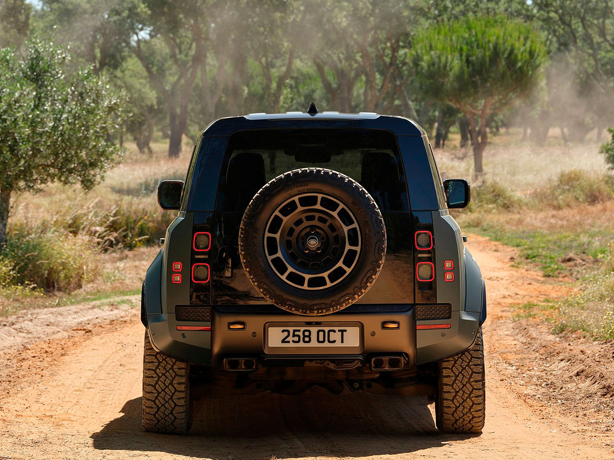 Defender Octa visto desde atrás