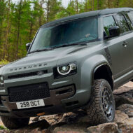 El único 4x4 capaz de quitarle la corona al Mercedes Clase G es británico y tiene más de 600 CV Defender OCTA verde por el campo
