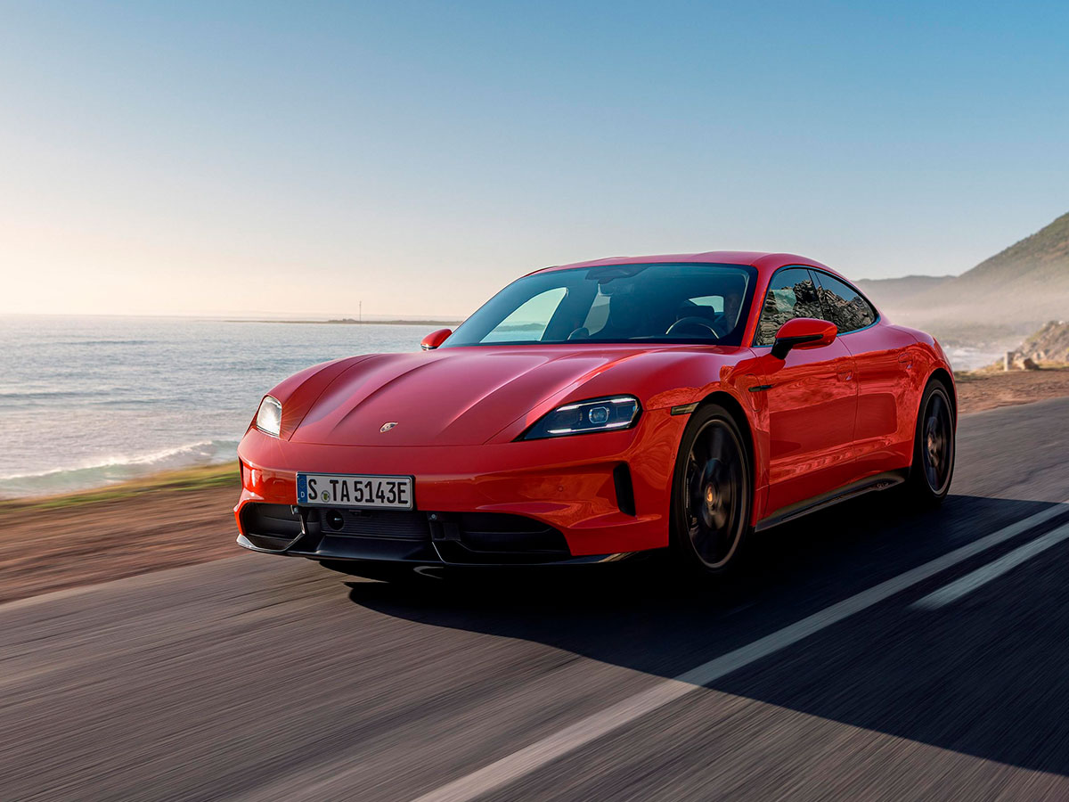 Porsche Taycan rojo circulando por carretera