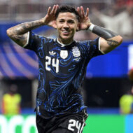 El garaje de Enzo Fernández es una apuesta por no salirse del rebaño: solo tiene 2 coches y son los mismos que la mayoría de futbolistas Enzo Fernández, celebra el primer gol de su equipo durante el partido de semifinales del Mundial de la FIFA 2026 entre Inglaterra y Argentina