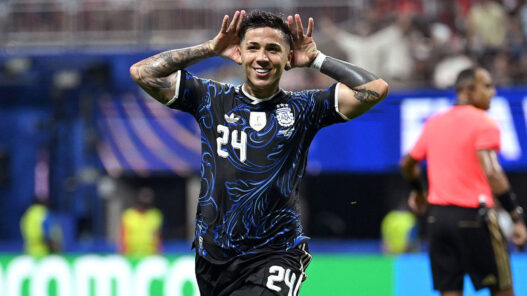 Enzo Fernández, celebra el primer gol de su equipo durante el partido de semifinales del Mundial de la FIFA 2026 entre Inglaterra y Argentina