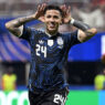 Enzo Fernández, celebra el primer gol de su equipo durante el partido de semifinales del Mundial de la FIFA 2026 entre Inglaterra y Argentina